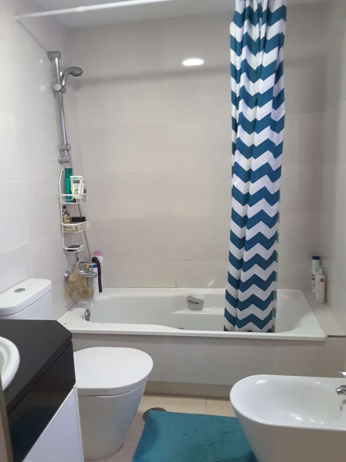 Lägenhet vid stranden med utsikt och pool