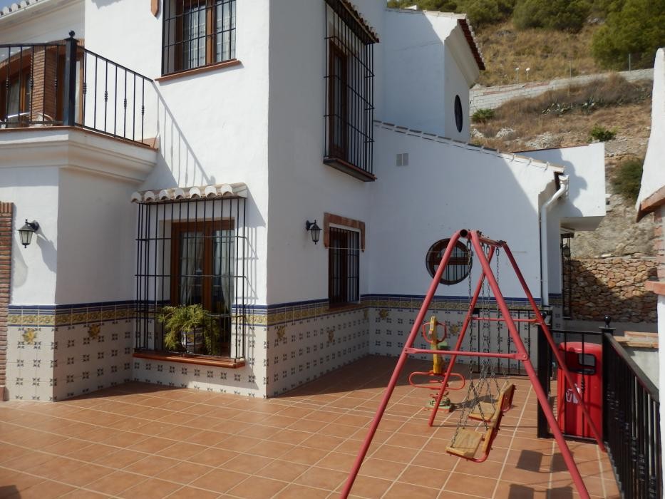 Frigiliana, en venta casa de 7 dormitorios y parcela de 5500 m2