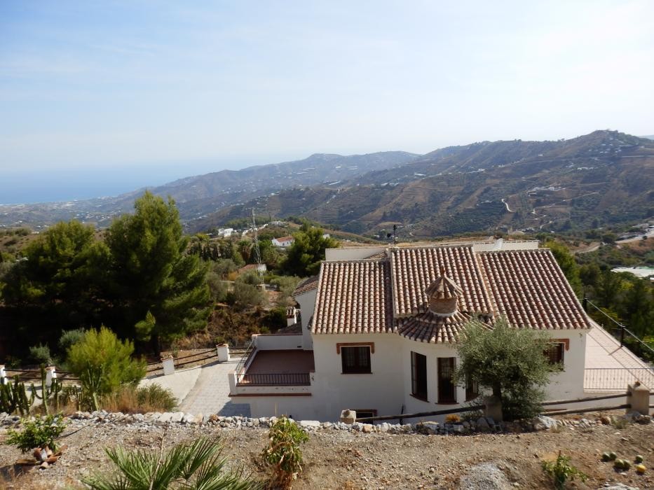 Frigiliana, en venta casa de 7 dormitorios y parcela de 5500 m2