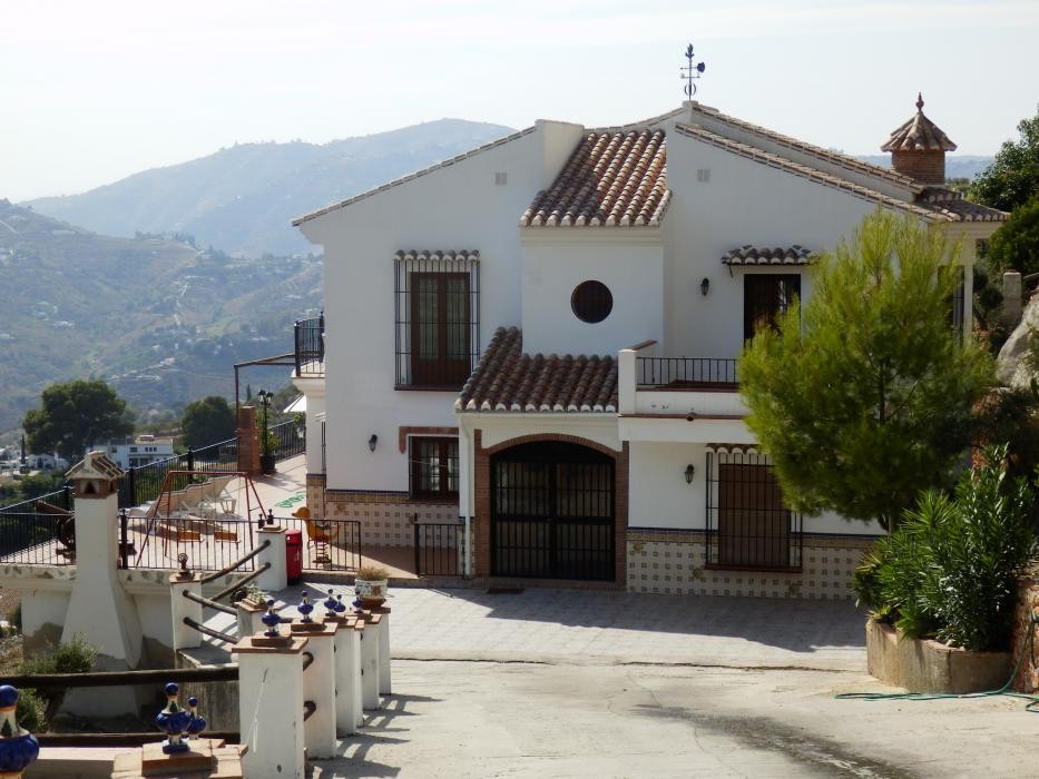 Frigiliana, en venta casa de 7 dormitorios y parcela de 5500 m2