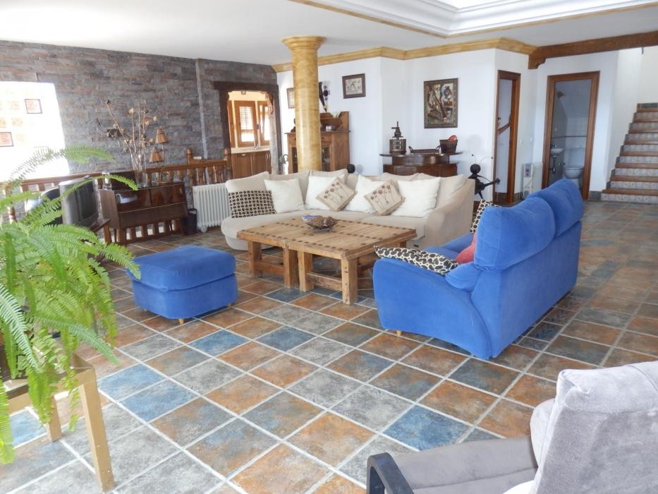 Frigiliana, en venta casa de 7 dormitorios y parcela de 5500 m2