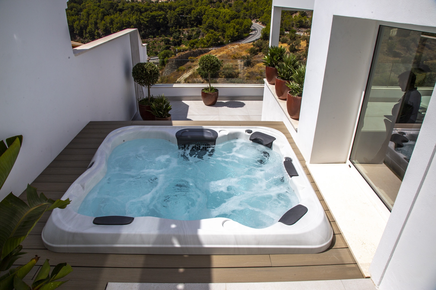 Moderna y lujosa casa adosada con piscina privada de hidromasaje y jardín
