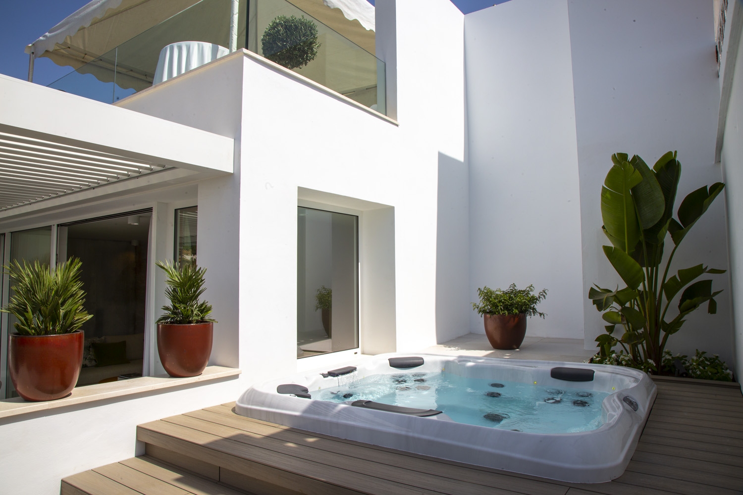 Modern en luxe herenhuis met eigen whirlpool en tuin