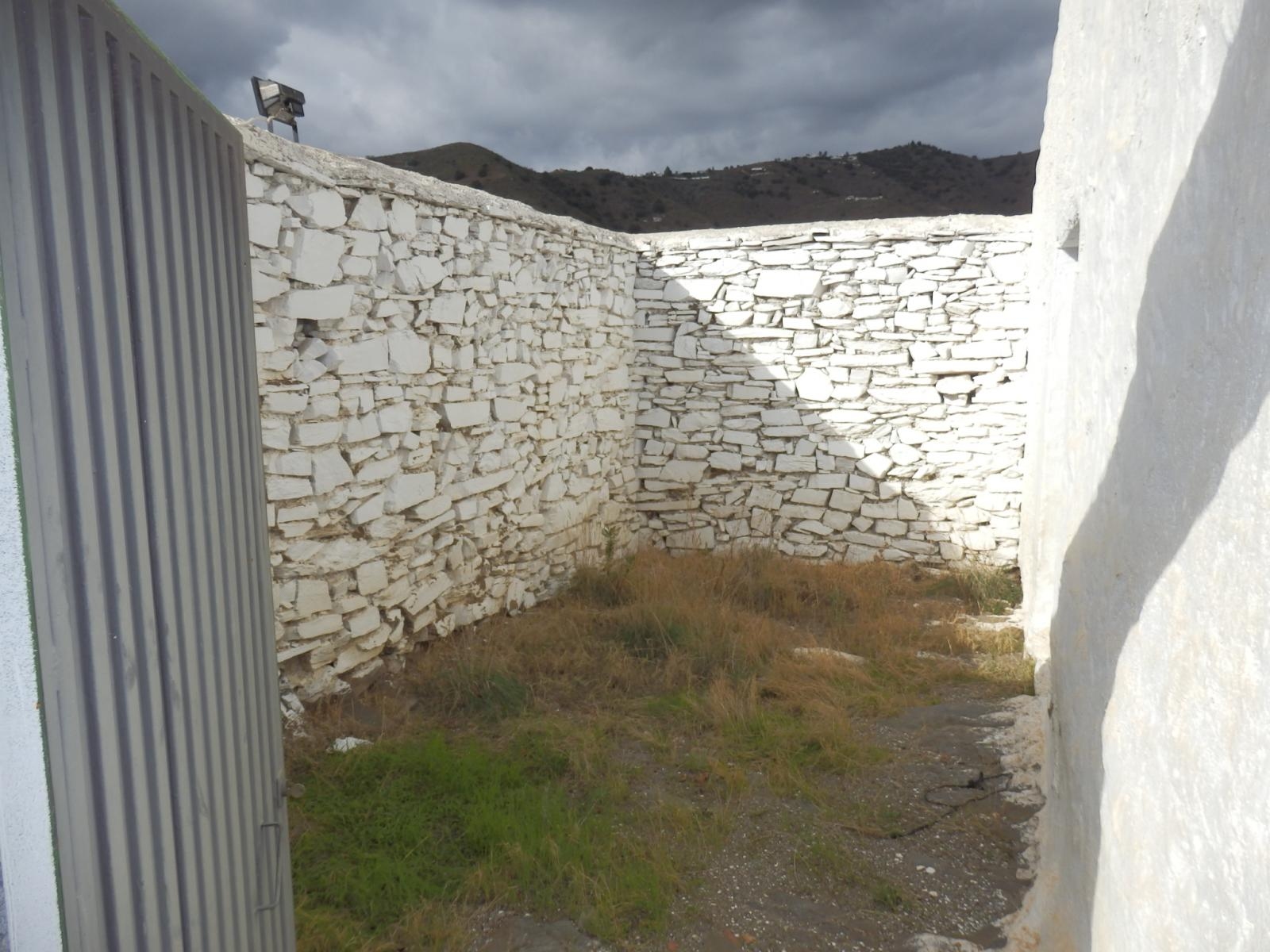 Cortijo en Torrox con 30.000 m2 de terreno en bancales