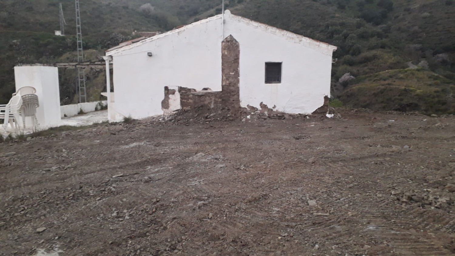 Cortijo i Torrox med 30 000 m2 mark på terrasser