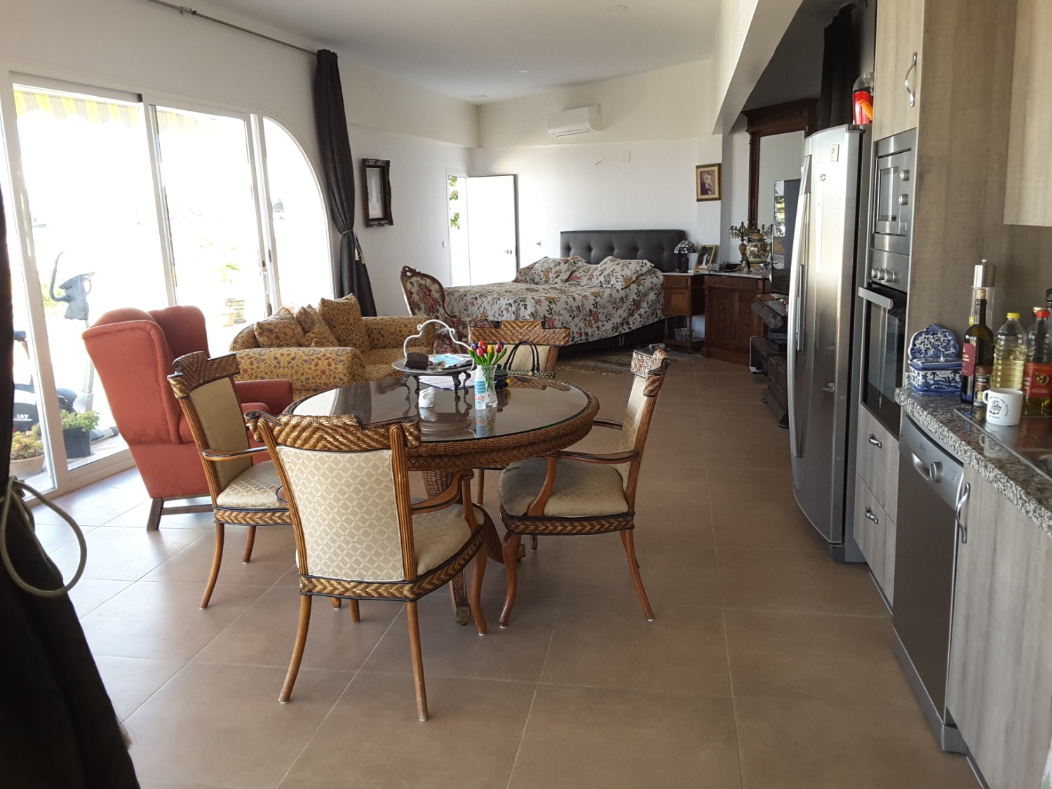 En venta casa de tres amplias habitaciones y apartamento independiente en Urb. Villa del Mar