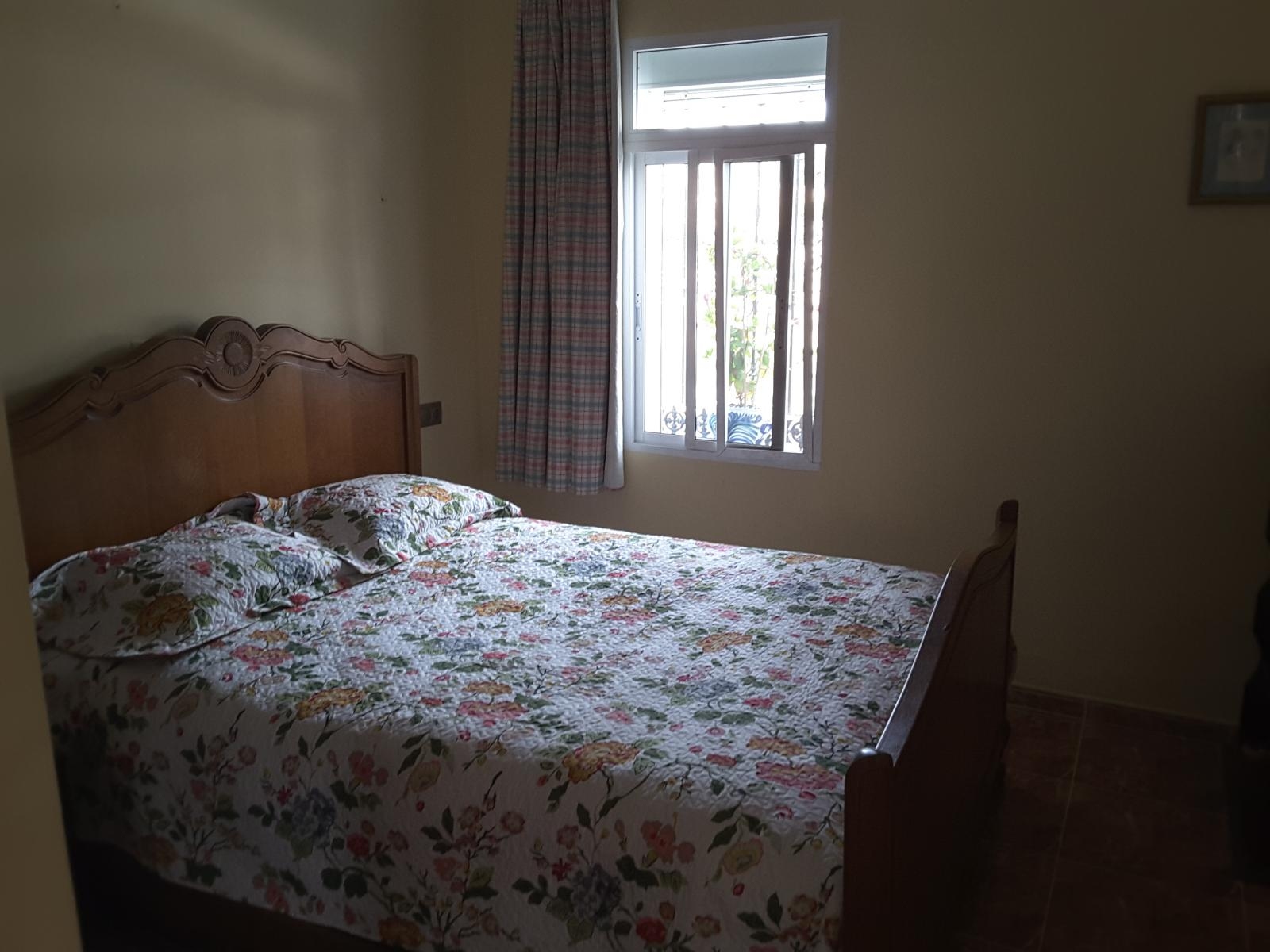 Te koop huis met drie ruime kamers en onafhankelijk appartement in Urb. Villa del Mar