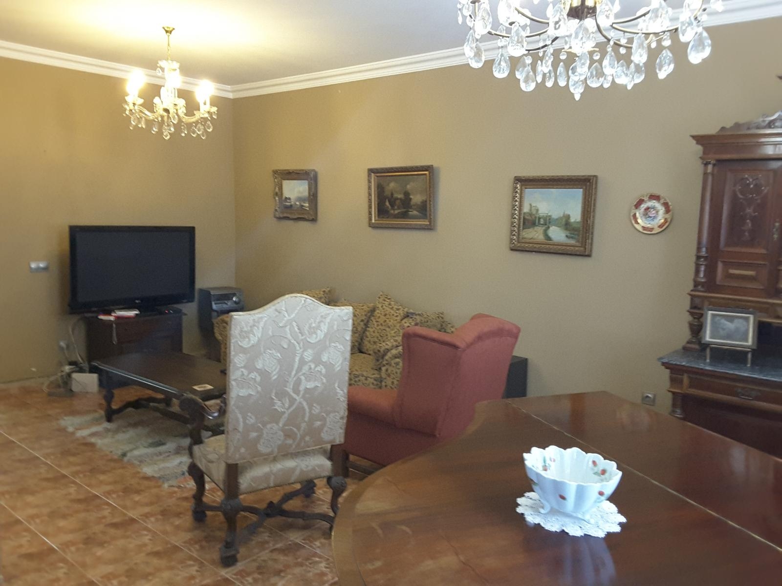 Te koop huis met drie ruime kamers en onafhankelijk appartement in Urb. Villa del Mar