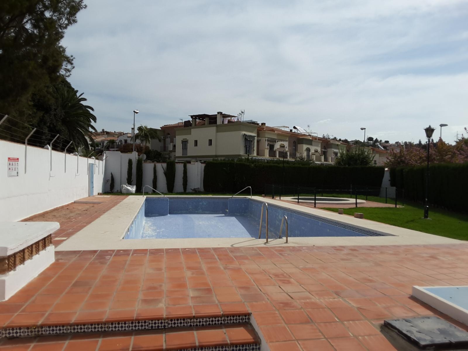 Til salg hus med tre rummelige værelser og selvstændig lejlighed i Urb. Villa del Mar