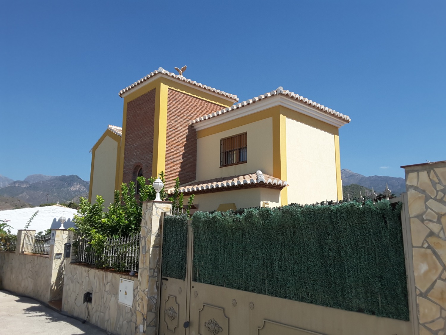 For rent for long season stunning villa 5 min. from Nerja