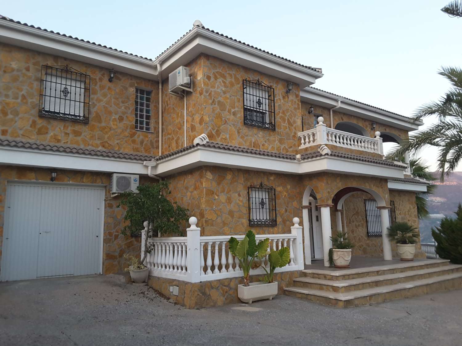 Stunning villa for sale in Itrabo